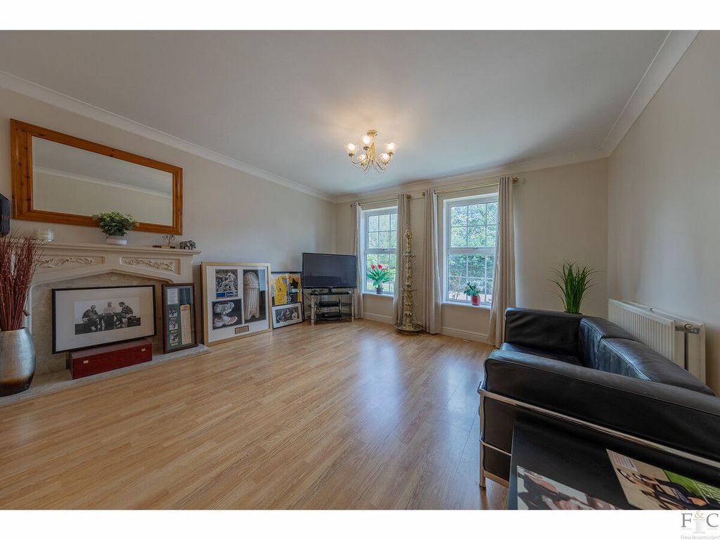Property photo 2 of 28