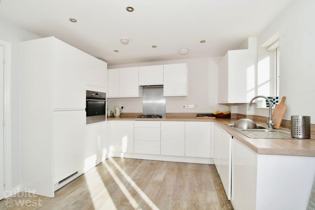 Property photo 3 of 11 Kitchen