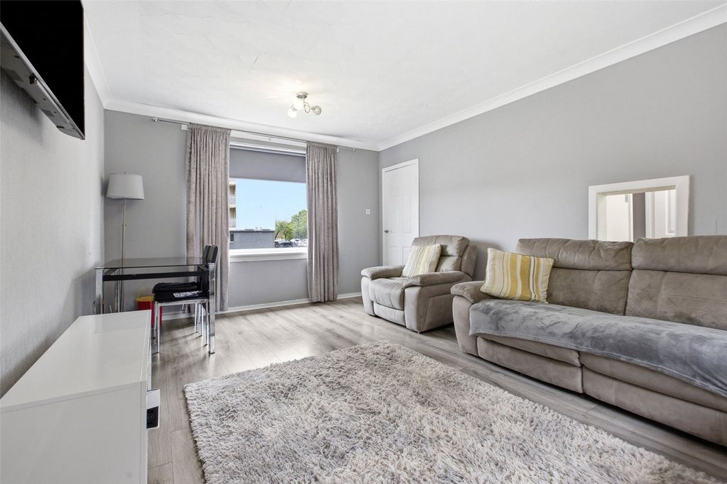 Property photo 3 of 13 Lounge