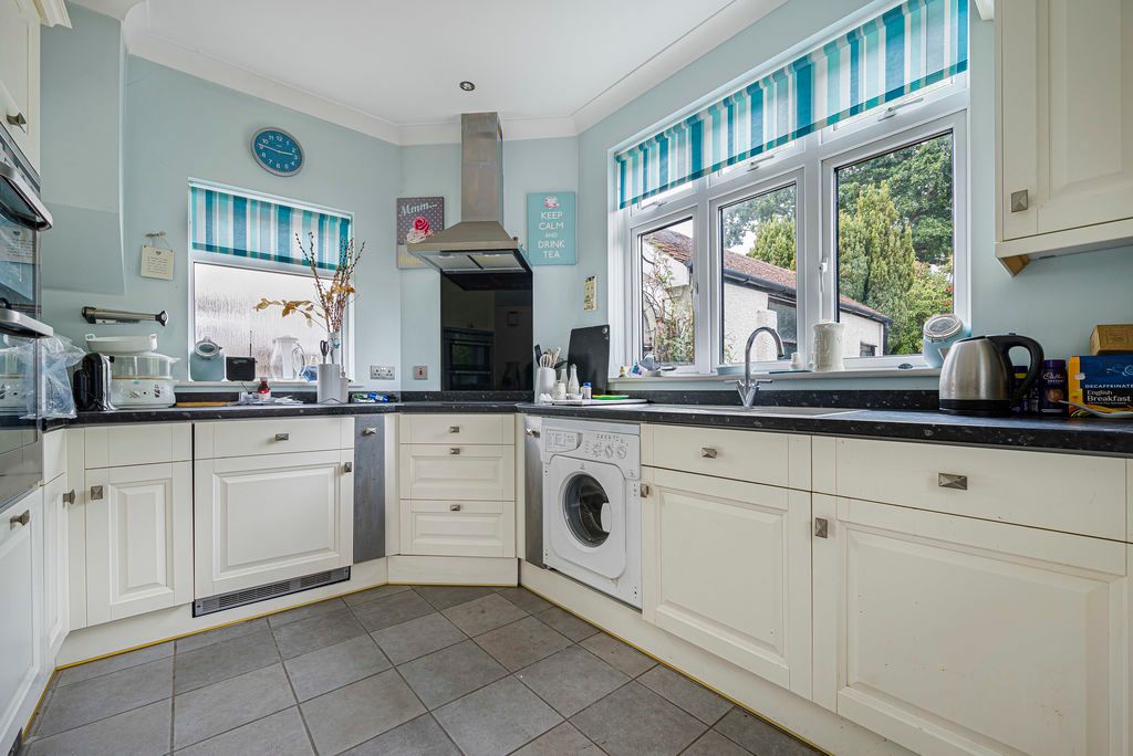 Property photo 3 of 17 Kitchen