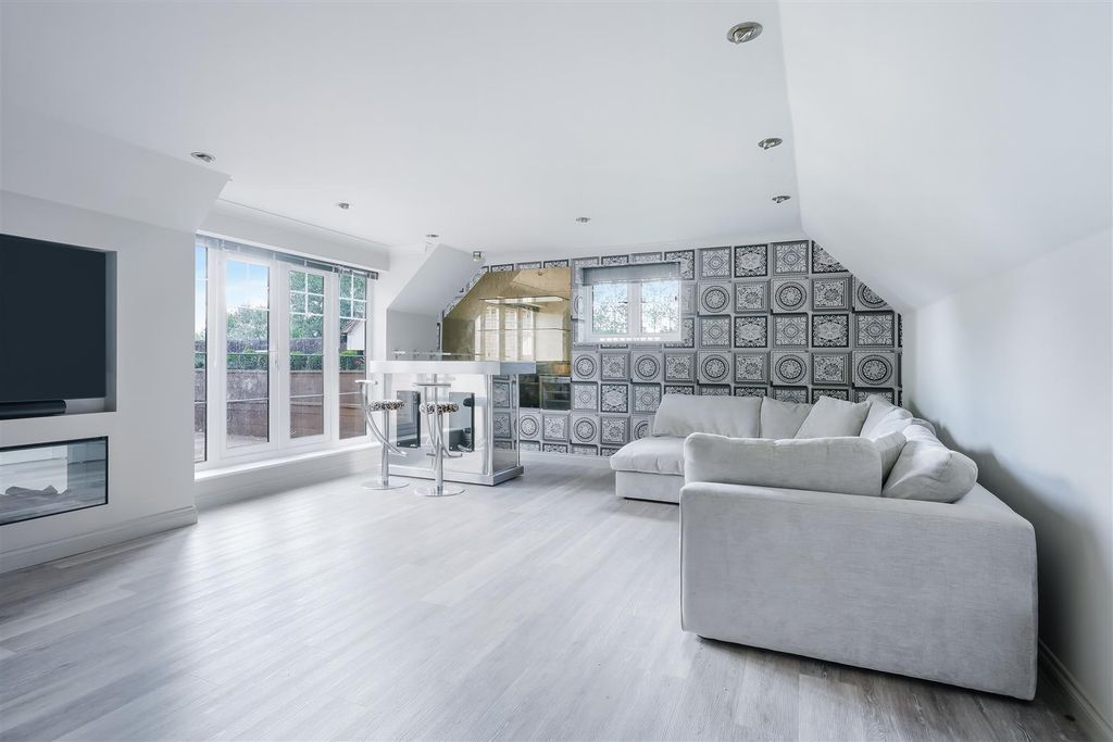 Property photo 3 of 27 Kingswood Grange, Flat 24- (14).Jpg
