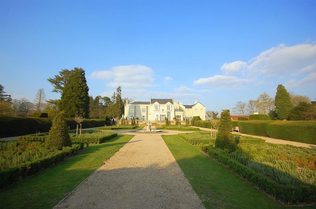 Property photo 2 of 27 Garden