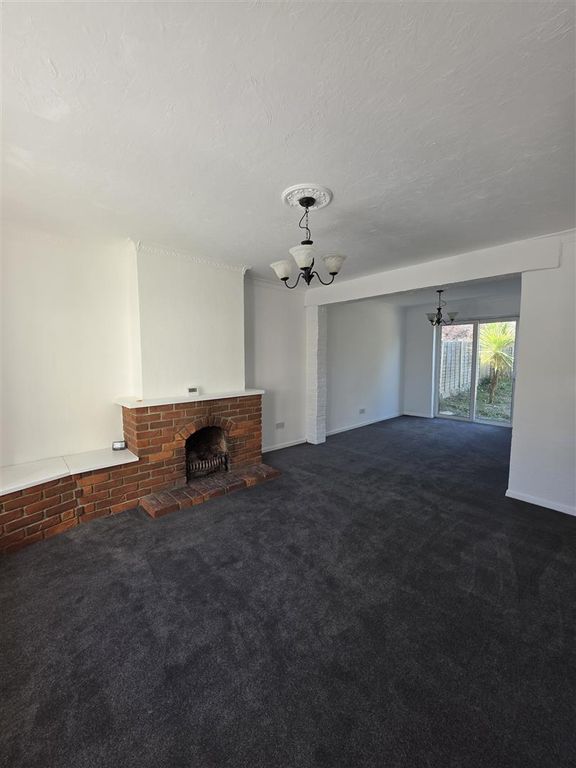 Property photo 2 of 13 41 Broom Living .Jpg