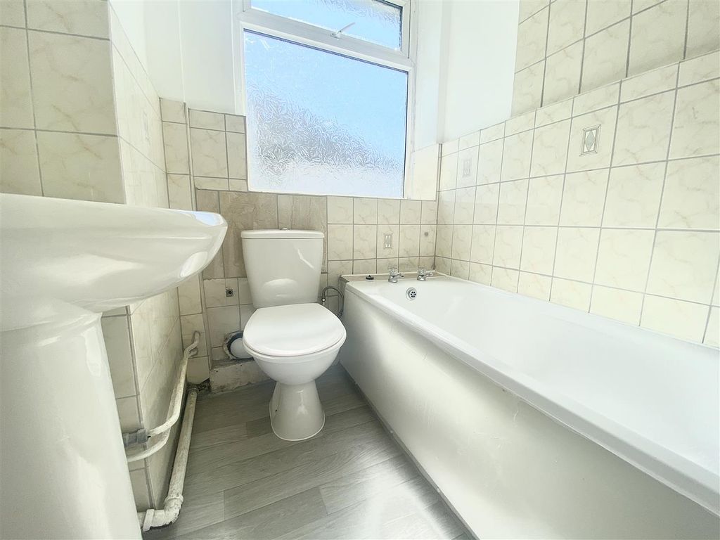 Property photo 3 of 8 Bathroom