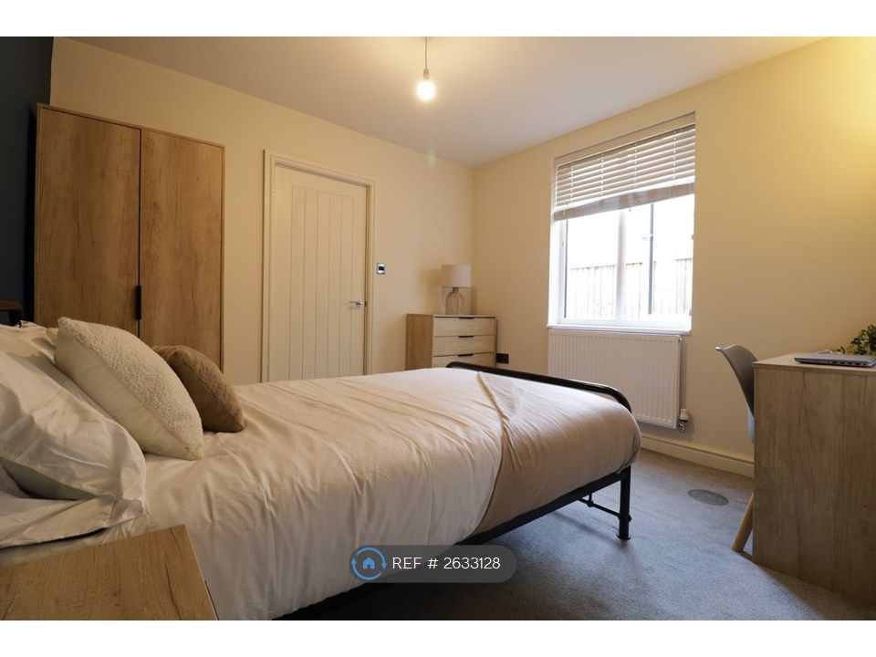 Property photo 2 of 14 Ensuite 4 Room_2