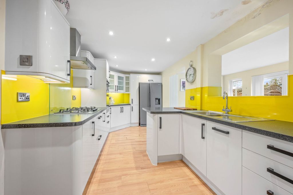 Property photo 3 of 18