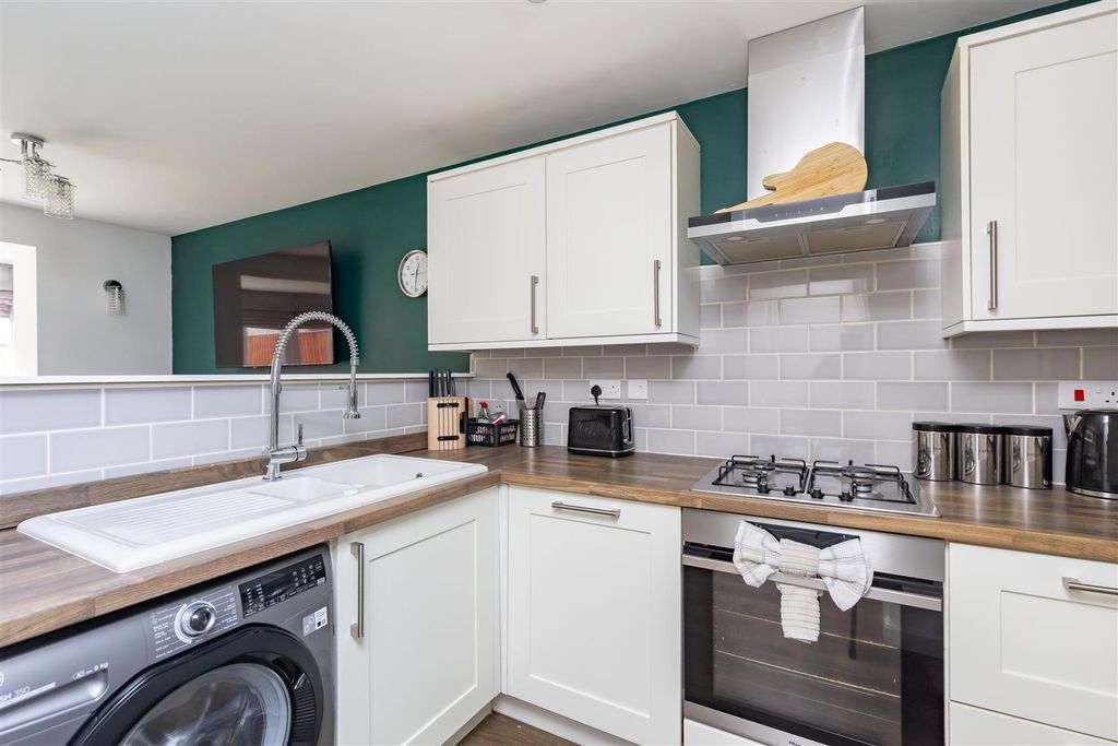 Property photo 3 of 28 Kitchen/Diner