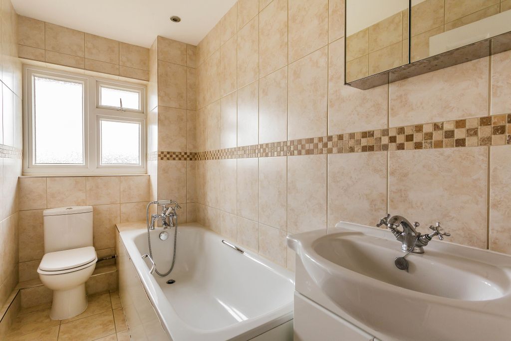 Property photo 3 of 6 5 Elstead Court -Bat