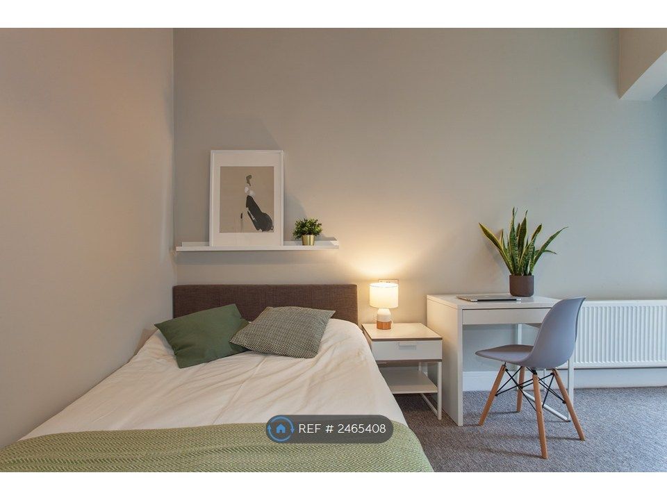 Property photo 1 of 8 Room 2