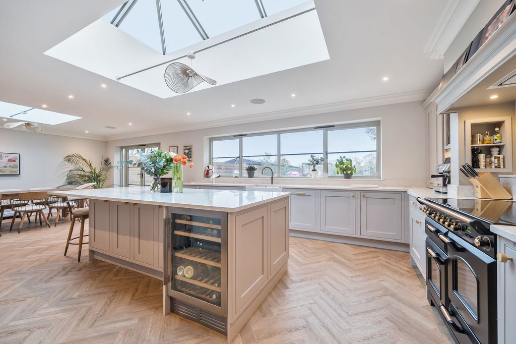 Property photo 2 of 37