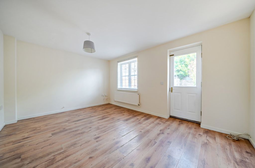Property photo 2 of 11 1455951-12-69Fc4F...