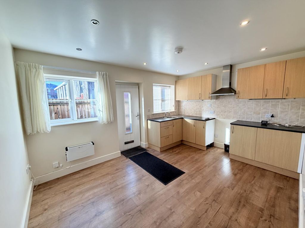 Property photo 2 of 10 Kitchen