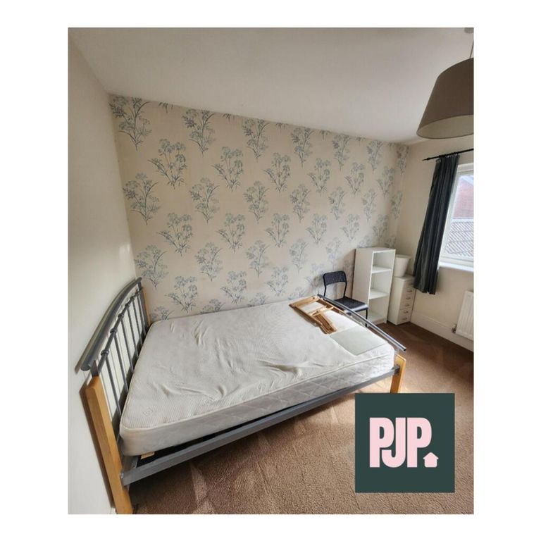 Property photo 1 of 10 This Inviting Double Bedroom Features A Spacious l...