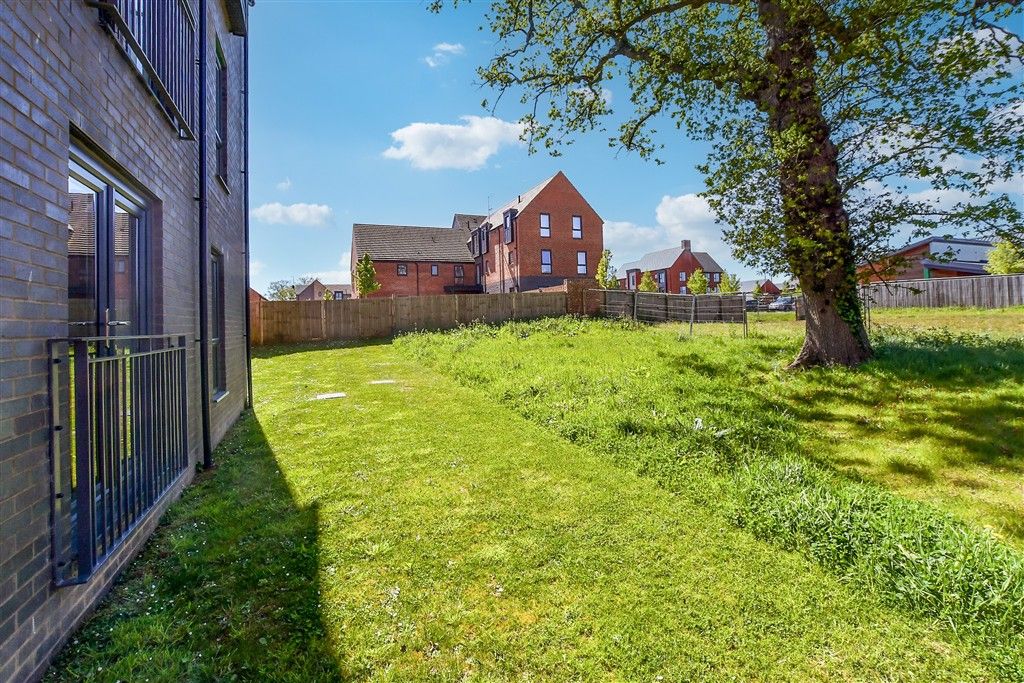 Property photo 2 of 9 Communal Gardens
