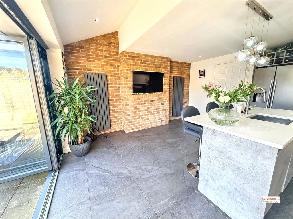 Property photo 2 of 25 Picture No. 14