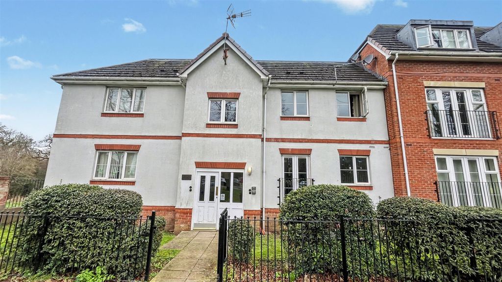 Property photo 1 of 8 Approach