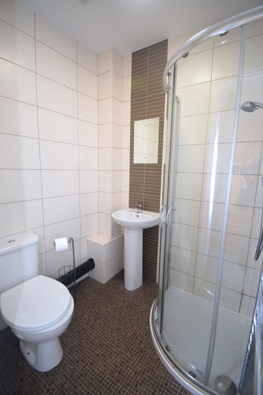 Property photo 3 of 10 Ensuite 5