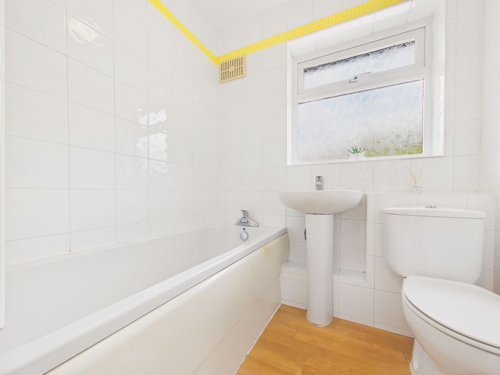 Property photo 3 of 11 Bathroom