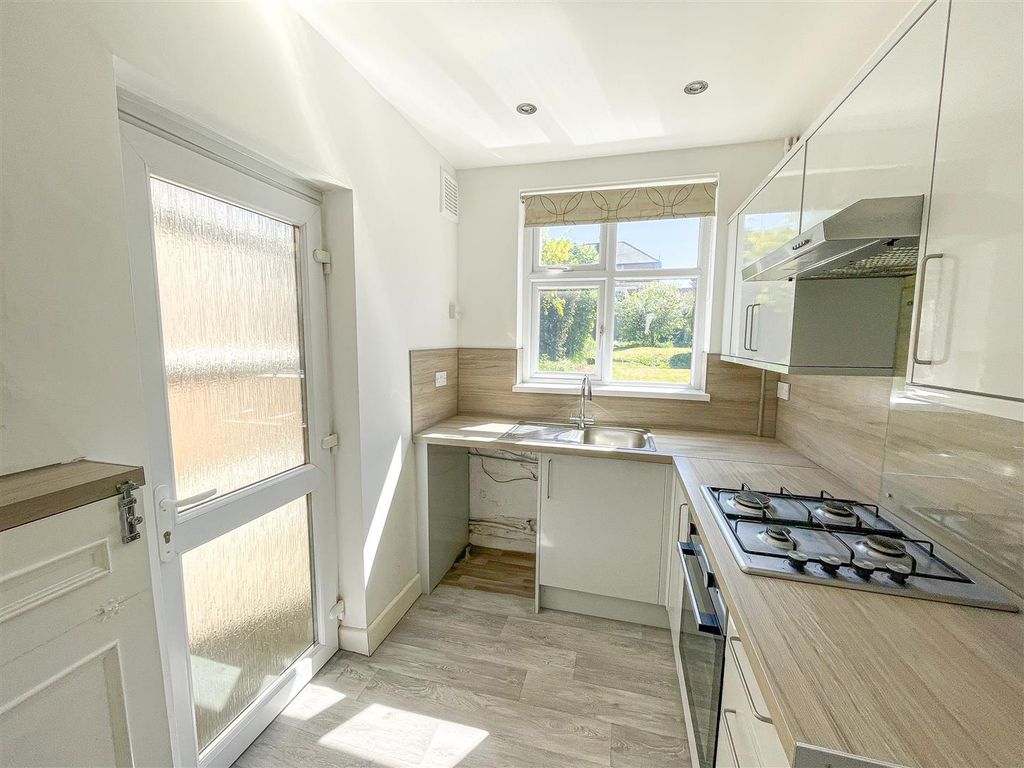 Property photo 3 of 26 Kitchen