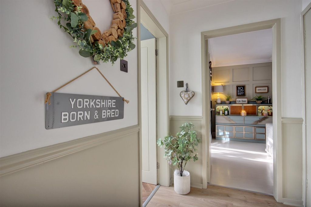 Property photo 3 of 33 Swinemoor Lane (39).Jpg