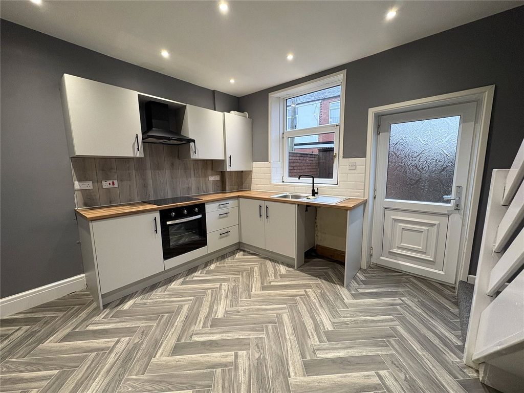 Property photo 3 of 8 Kitchen