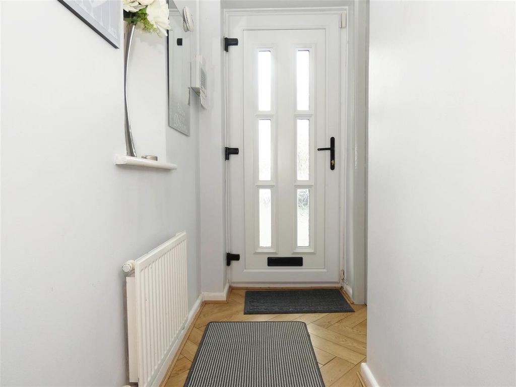 Property photo 3 of 16 Entrance Hall