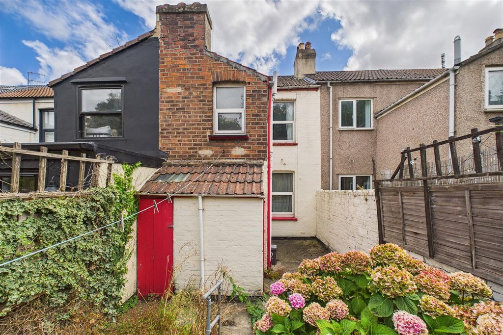 Property photo 3 of 27 12 Herapath Street, Barton Hill, Bristol, Bs5 9Se