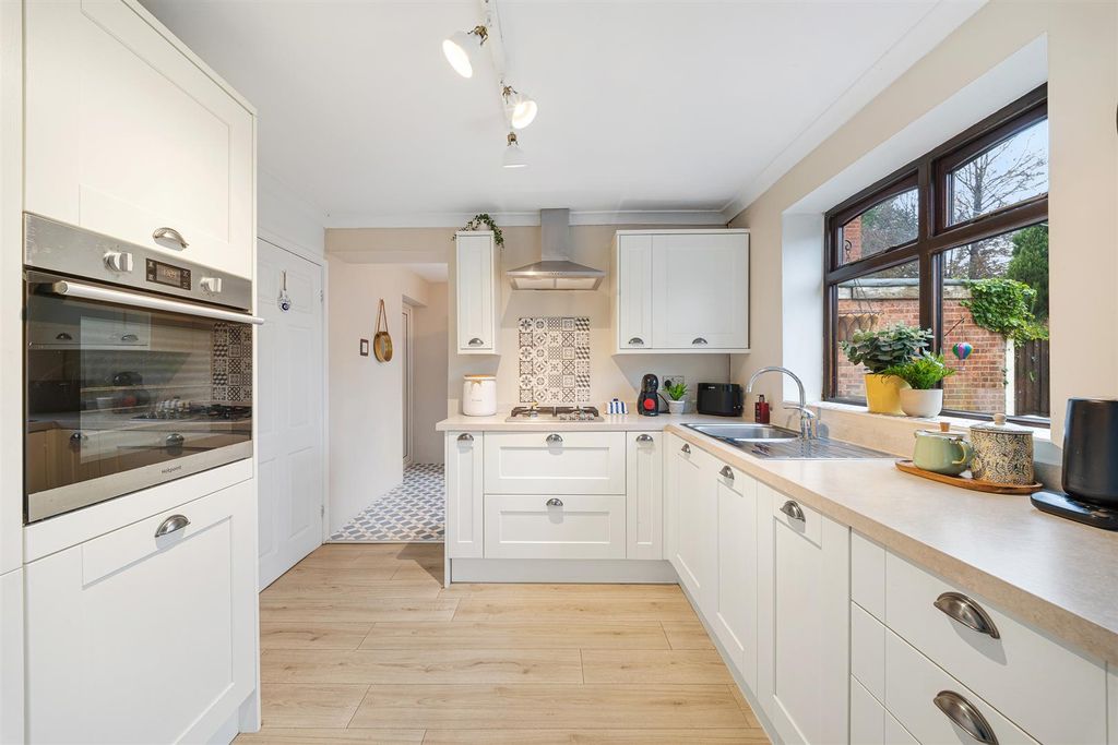 Property photo 3 of 27 101 Haslemere-19.Jpg
