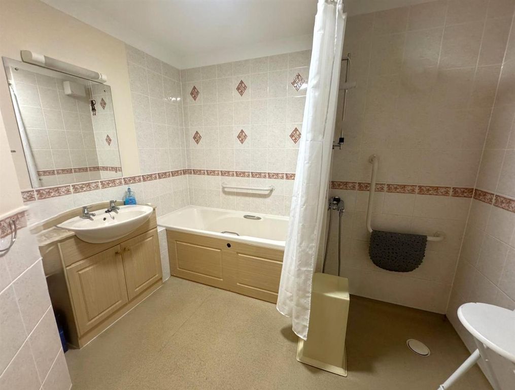 Property photo 3 of 7 Bathroom.Jpg