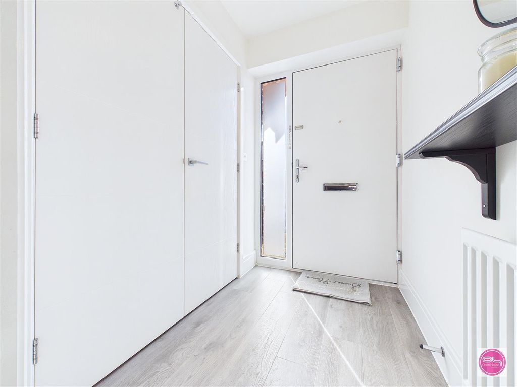 Property photo 3 of 34 Amber Place, Newhall (3).Jpg