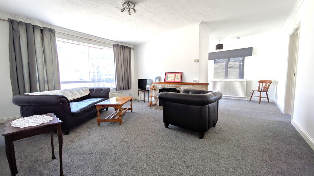 Property photo 3 of 16 Lounge