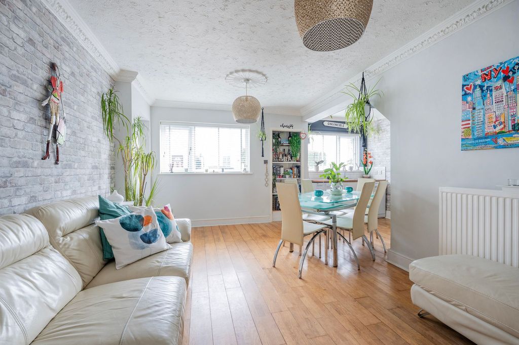 Property photo 2 of 25