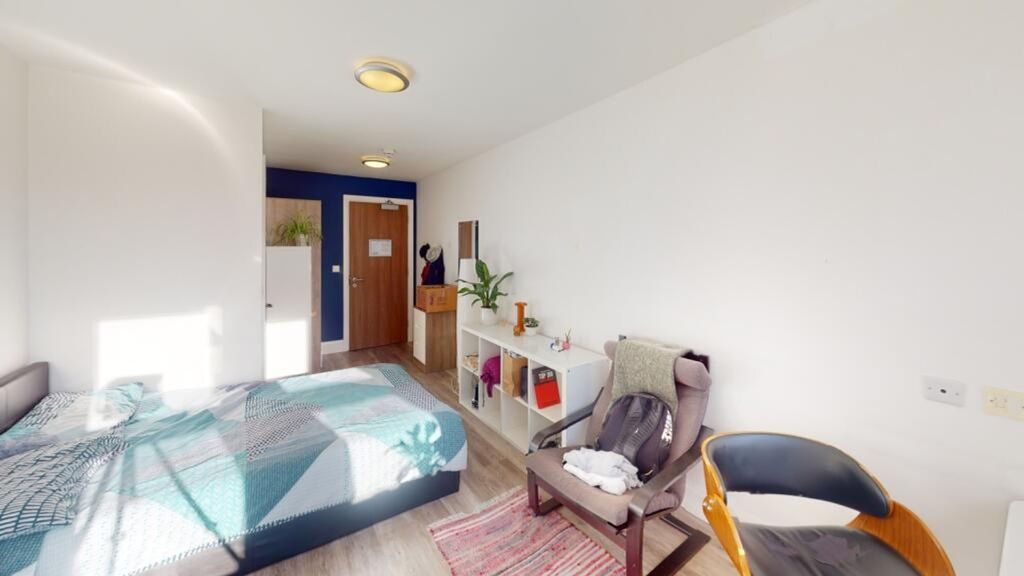 Property photo 1 of 4 This Charming Double Bedroom Features Ample Natura...
