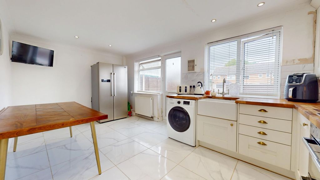 Property photo 2 of 12 4394554