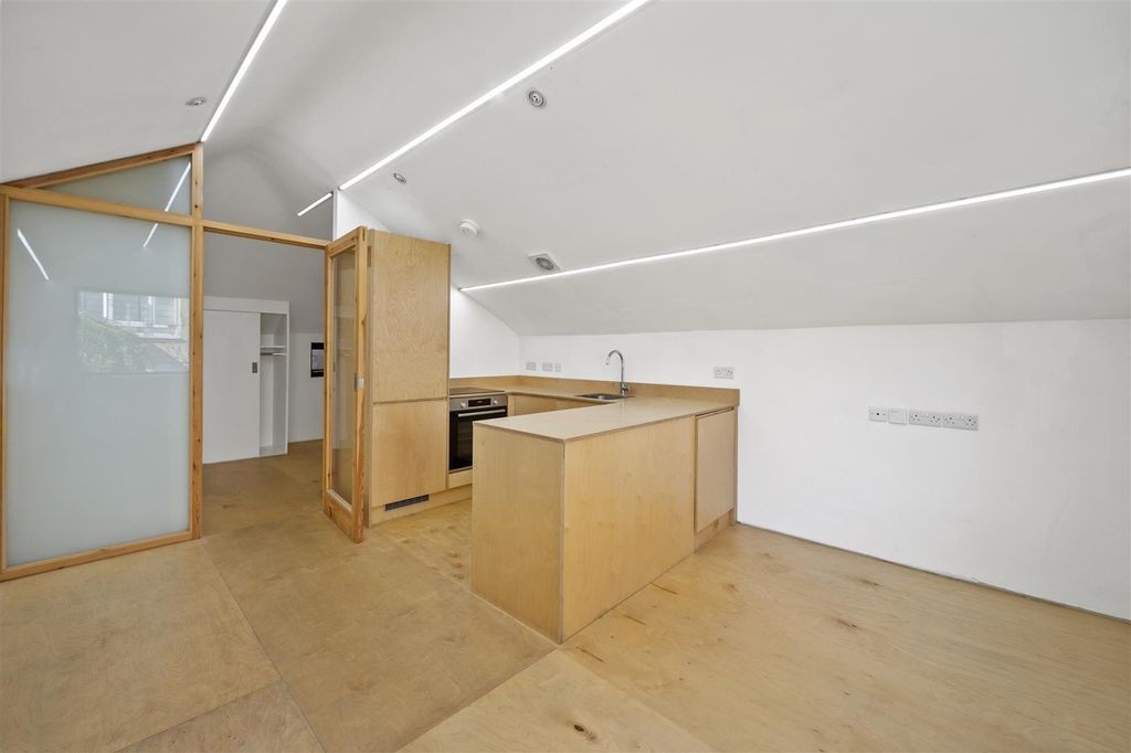 Property photo 2 of 7 Kitchen/Reception