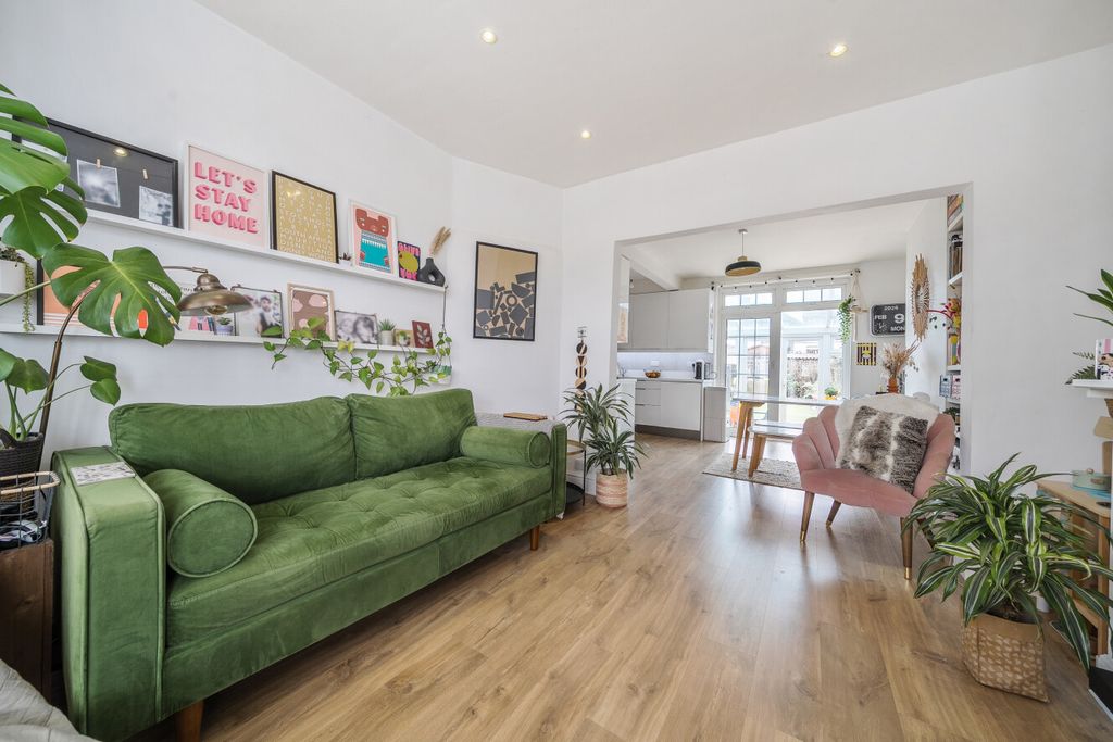 Property photo 2 of 19 1406073-9-698A2Ac...