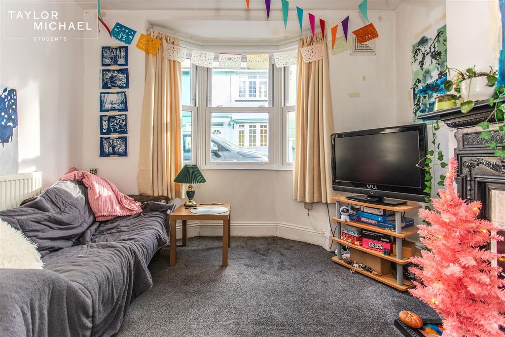 Property photo 2 of 12 Living Room