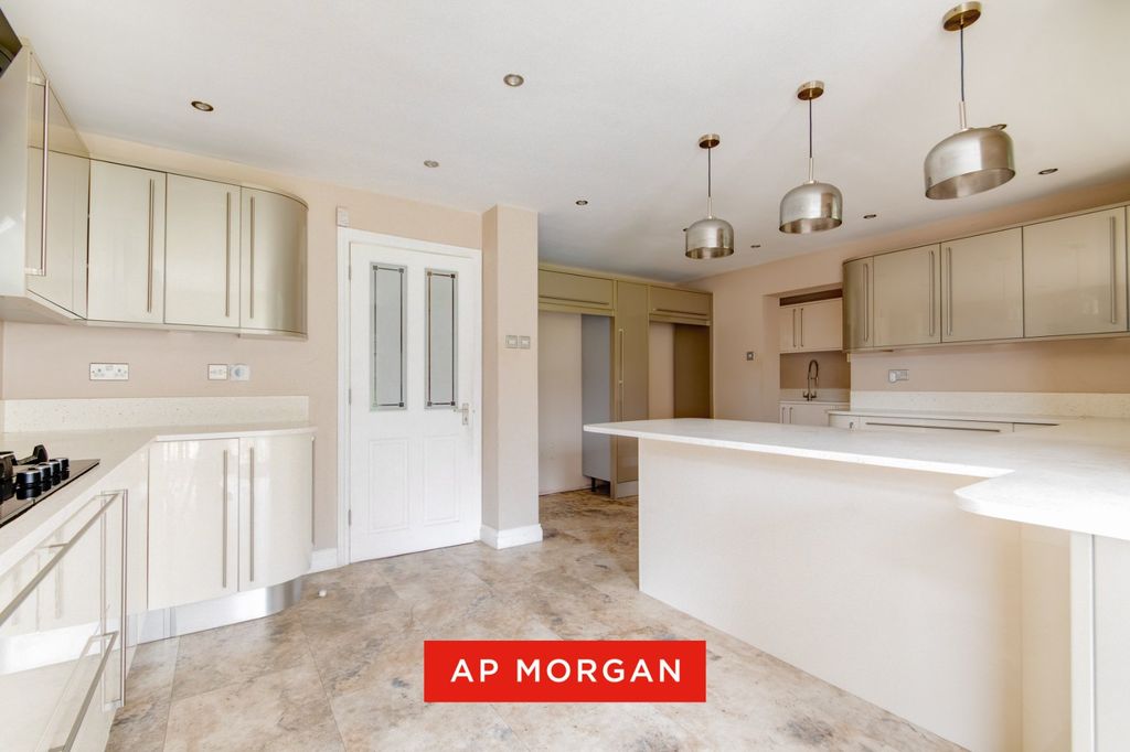 Property photo 3 of 37 Picture No. 11