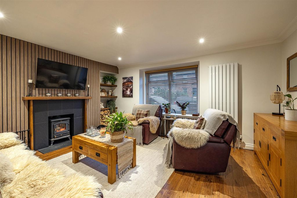 Property photo 3 of 45 9 Elm Row Galashiels 08.Jpg