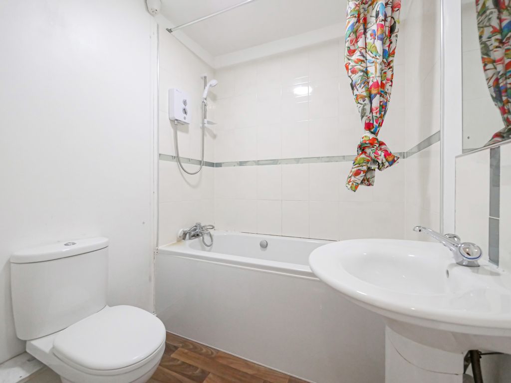 Property photo 3 of 8 Bathroom