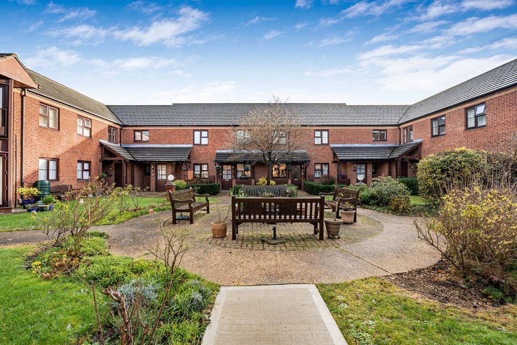 Property photo 2 of 12 Communal Gardens