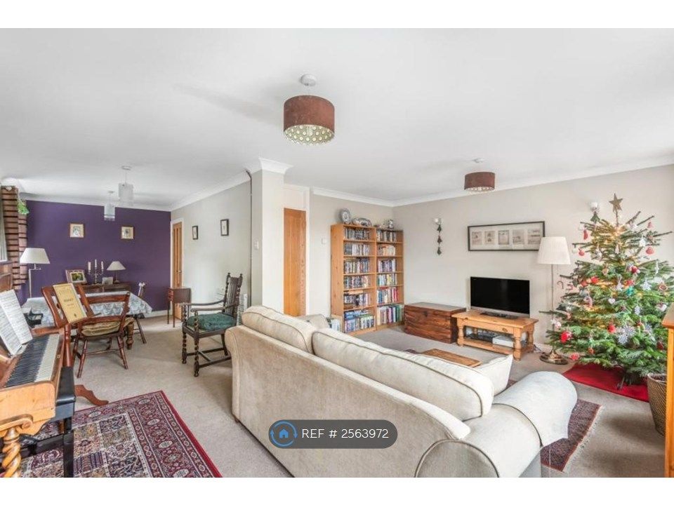 Property photo 1 of 17 Spacious Lounge
