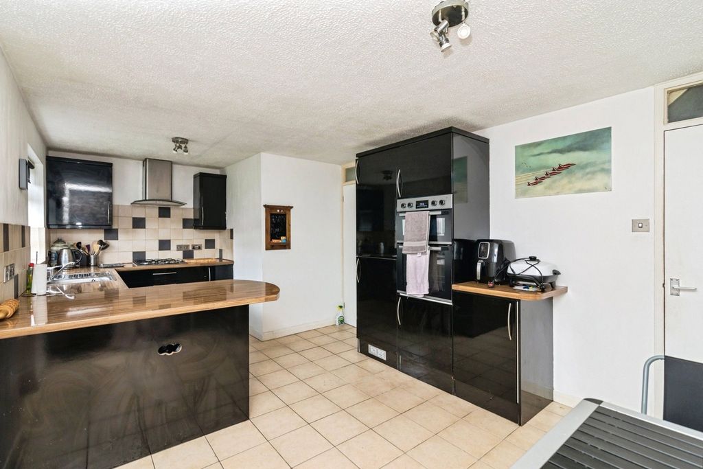 Property photo 2 of 17 Kitchen