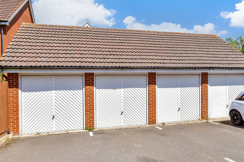 Property photo 3 of 10 Garage