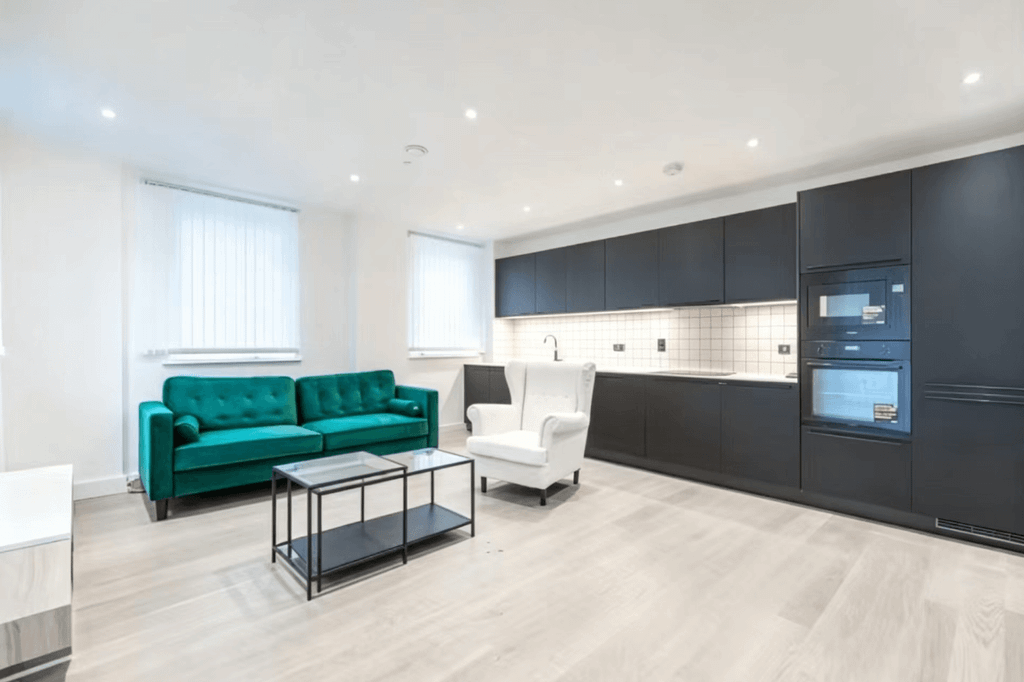 Property photo 1 of 9 4 Bed Flat To Rent Cotton Street, London E14