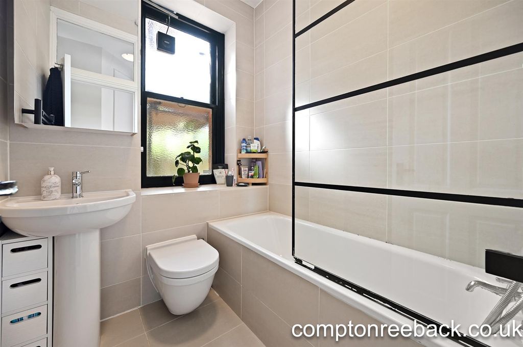 Property photo 3 of 9 Bathroom.Jpg
