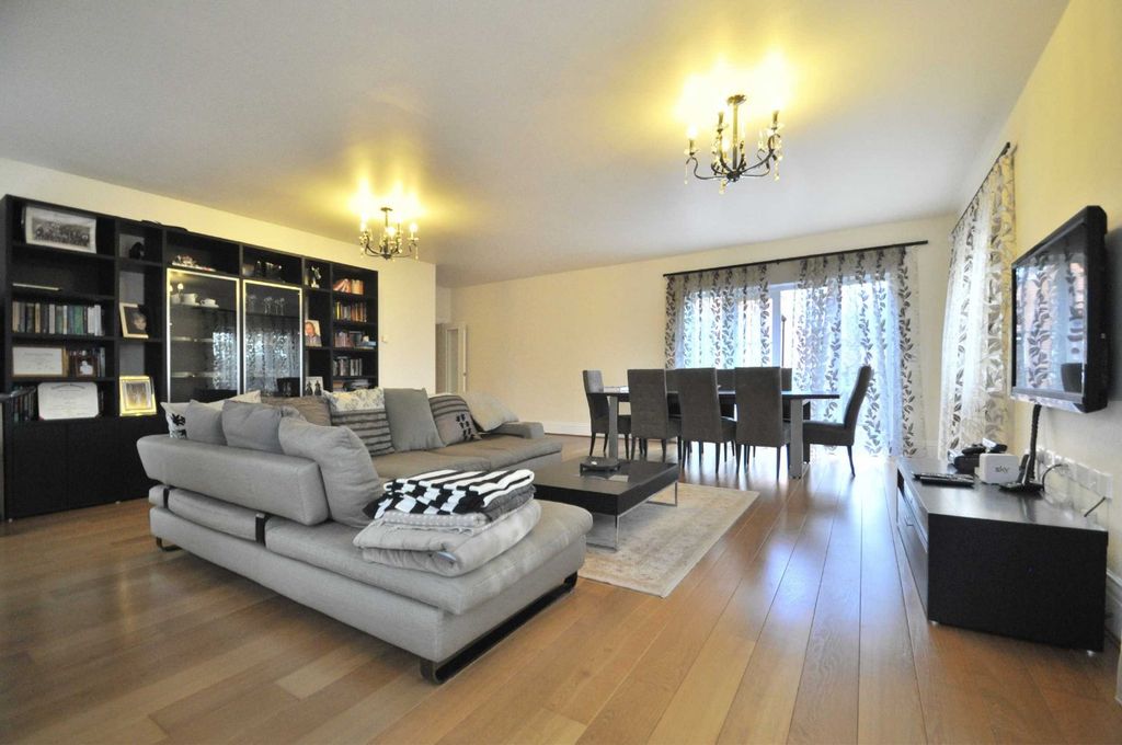 Property photo 2 of 12 Photo 02