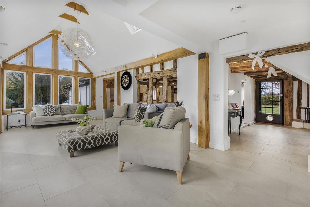 Property photo 3 of 30 Lounge