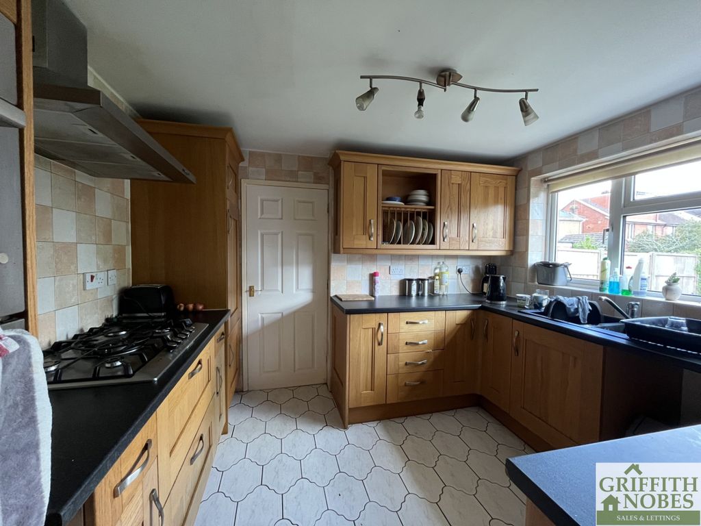 Property photo 3 of 18 Kitchen