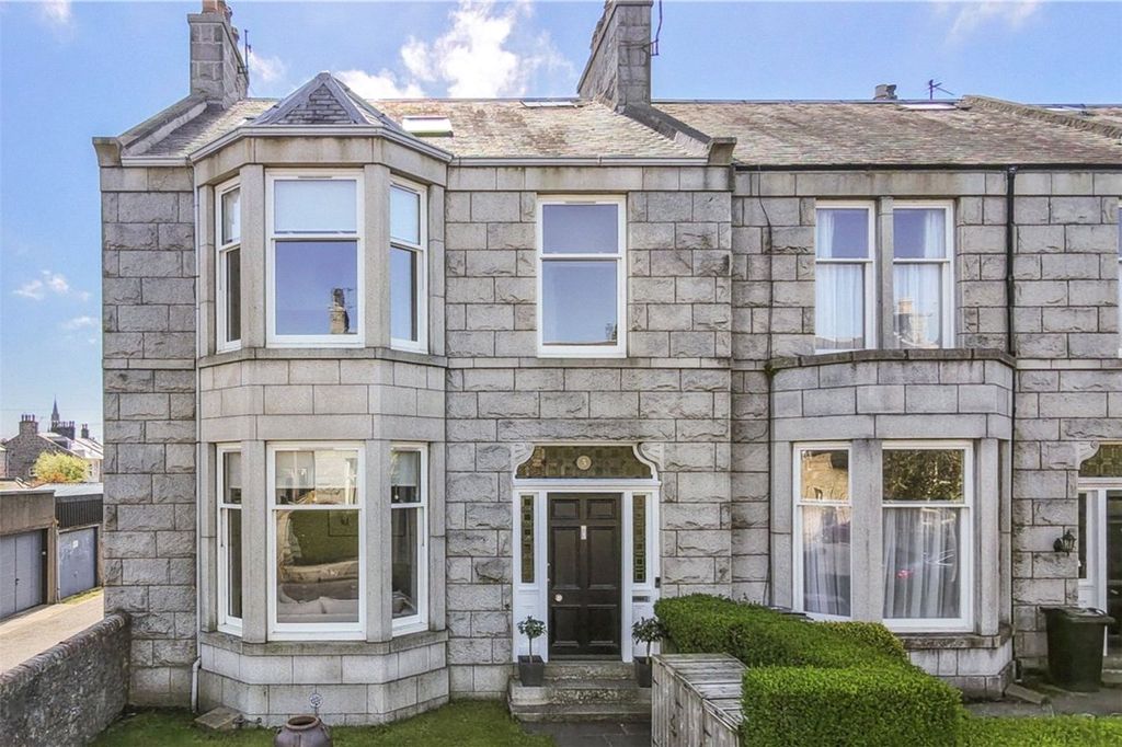 Property photo 1 of 27 Carlton Place